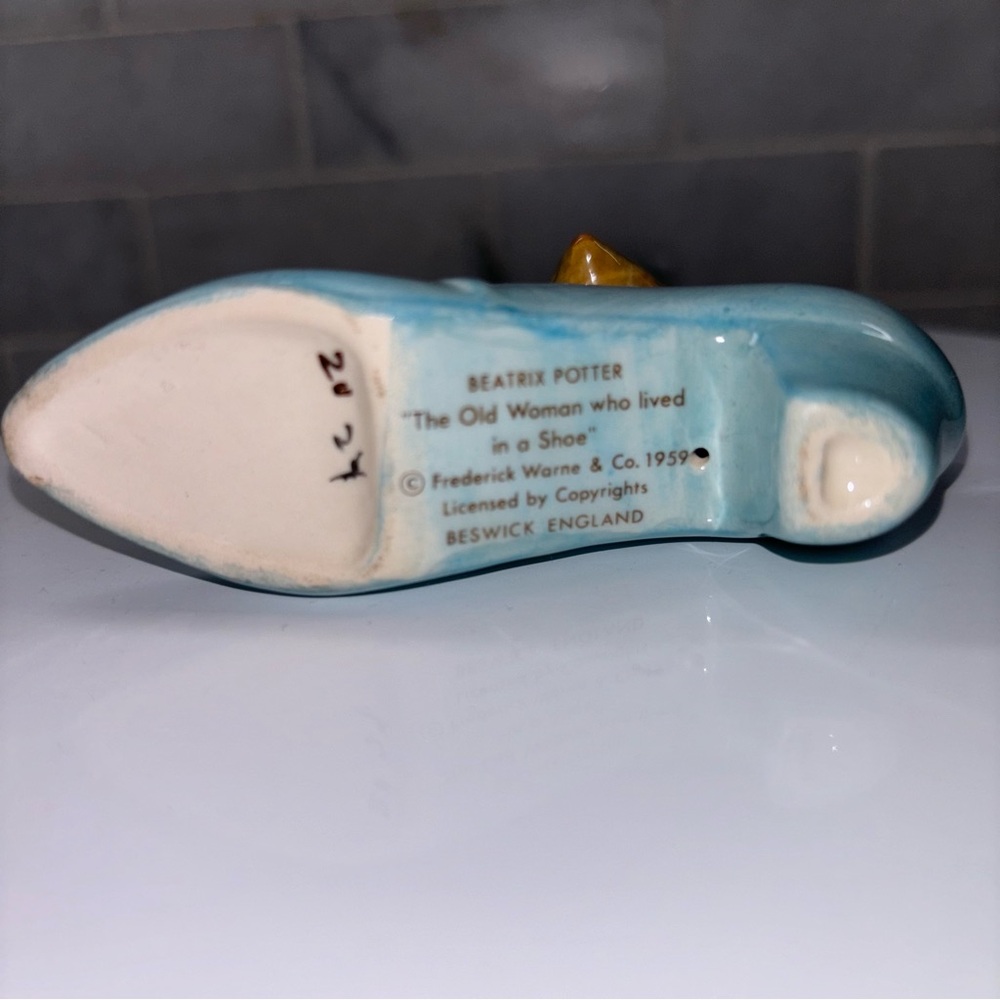 Beatrix Potter Old Woman in Shoe – Charming Mouse Figurine in Blue Shoe - Picture 4 of 6